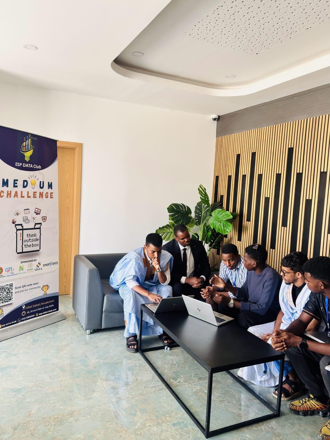L’équipe Data Squad au travail pendant l’ESP Medium Challenge 2026, à l’Hôtel Sabah de Nouakchott